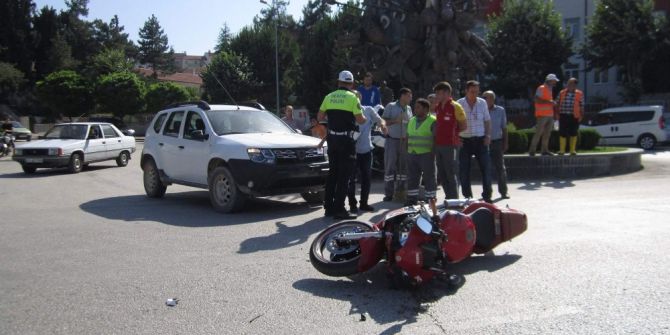 Bilecik’te Motosiklet İle Otomobil Çarpıştı,motosiklet Sürücüsü Yaralandı