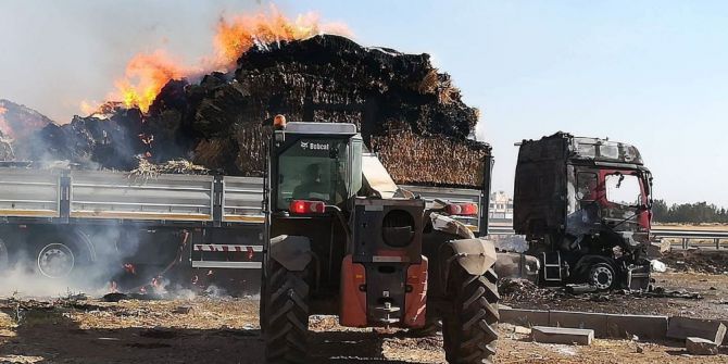 Viranşehir’de Saman Yüklü Tır Yandı