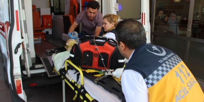 Kazada 2 Yaşındaki Çocuk Öldü, Anne Ve Baba Ağır Yaralandı