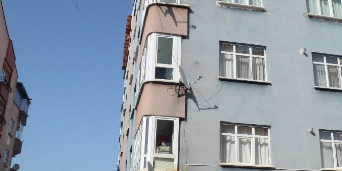1.5 Yaşındaki Çocuk Dördüncü Kattan Aşağıya Düştü