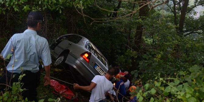 Zonguldak’ta Otomobil Uçuruma Yuvarlandı: 2 Yaralı