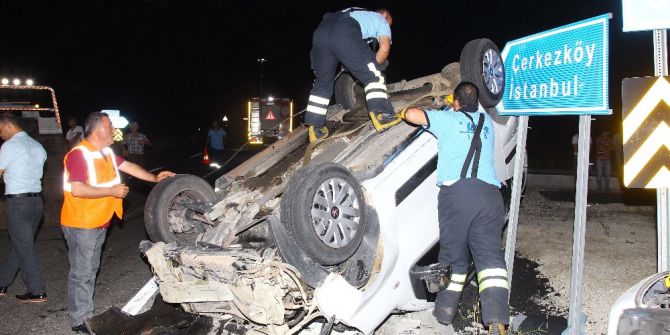 Hafif Ticari Araçlar Çarpıştı: 6 Yaralı