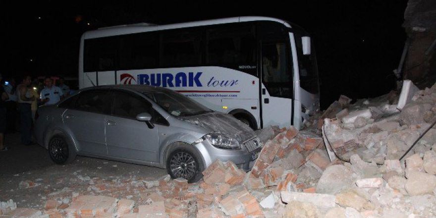 Duvar Çöktü, İki Araç Zarar Gördü
