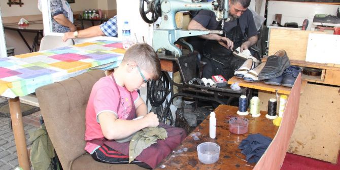 Hem Baba Mesleğini Öğreniyor Hem De Harçlığını Çıkarıyor