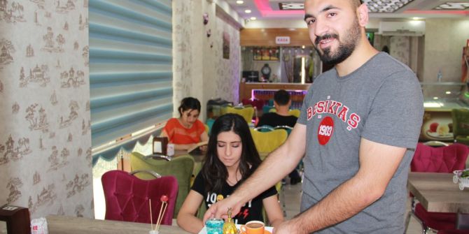 Kitap Okuyana Çay Ve Kahve Bedava