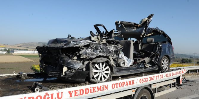 Otobanda Tır’a Çarpan Lüks Otomobilde Feci Son: 2 Ölü 4 Yaralı
