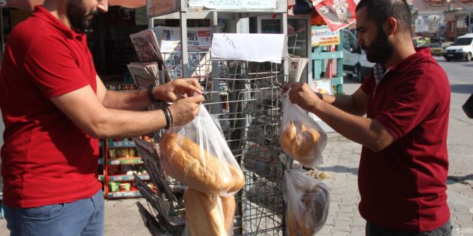 "Askıda Ekmek"le Fakiri Doyuruyor