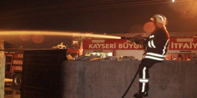 Gecekondunun Kömürlüğünde Çıkan Yangını İtfaiye Söndürdü