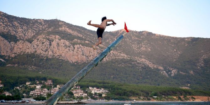 Yağlı Direkten Bayrak Alma Yarışması