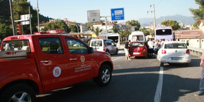 Freni Patlayan Midibüs Işıkta Bekleyen Araçlara Çarptı: 16 Yaralı