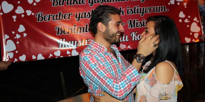 Genç Aşık, Sevdiği Kıza Kahve Fincanına Koyduğu Yüzükle Evlenme Teklifi Etti