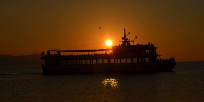Günbatımında Tekne Sefası