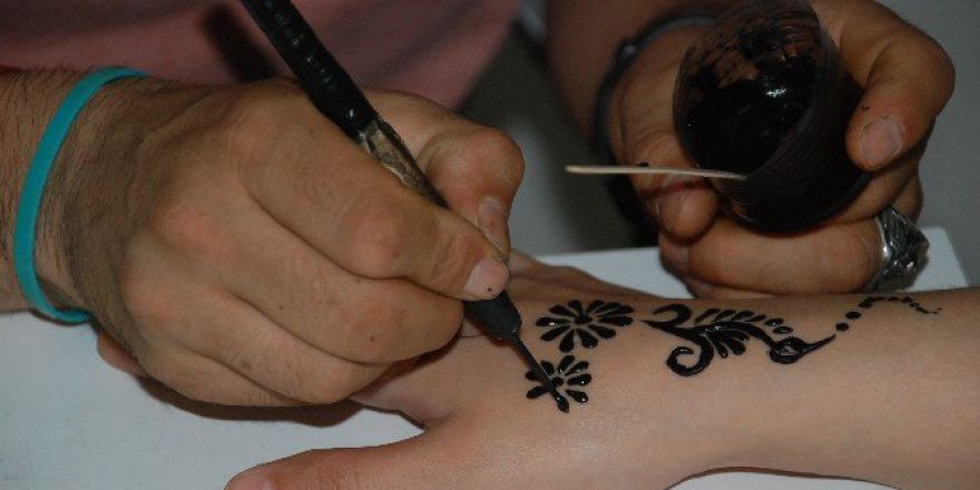 Gençler Hint Kınasını Tercih Ediyor