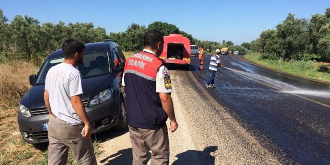 Kasası Açılan Kamyondan Zeytinler Yola Saçıldı