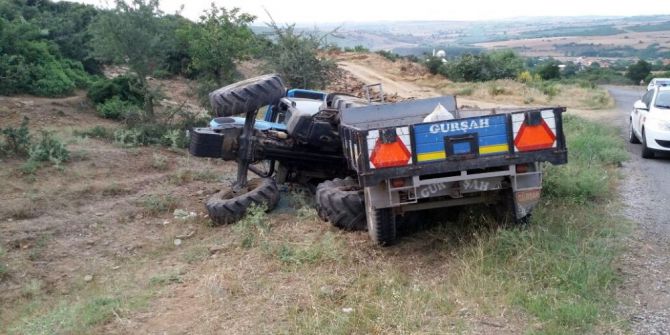 Tekirdağ’da Tekerleği Fırlayan Traktör Devrildi: 2 Yaralı