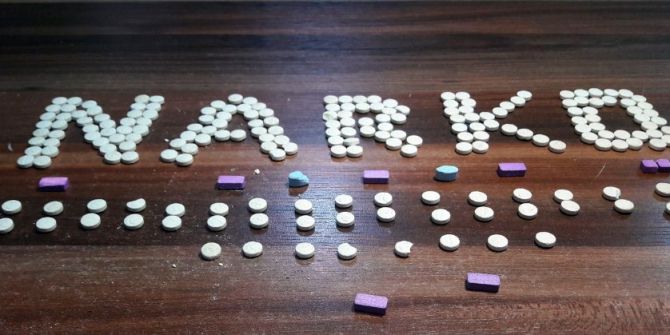 Otomobilin Motor Bölümündeki Borudan Uyuşturucu Hap Çıktı