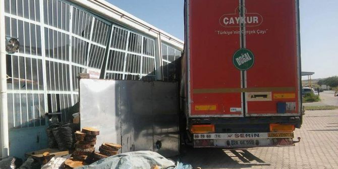 Tır Dükkana Girdi