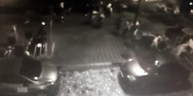 Kadıköy’de Dev Ağaç İnsanların Üzerine Devrildi