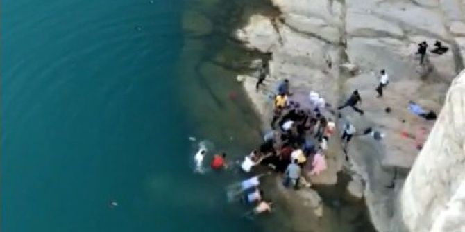 Serinlemek İçin Ayaklarını Suya Sokan Kadınlar Göle Düştü