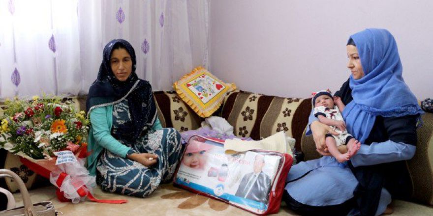 Ömer Halis Bebeğe Anlamlı Ziyaret