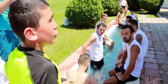 Minik Kaleci İle Futbolcuların Güldüren Diyaloğu