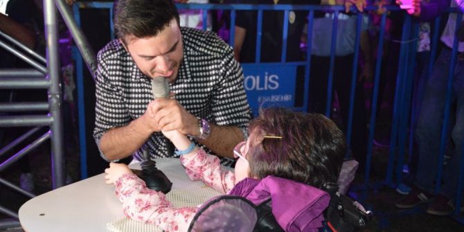 Mustafa Ceceli, Engelli Hayranıyla Şarkı Söyledi