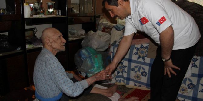 Kapı Kapı Dolaşıp Yardım Dağıtıyorlar