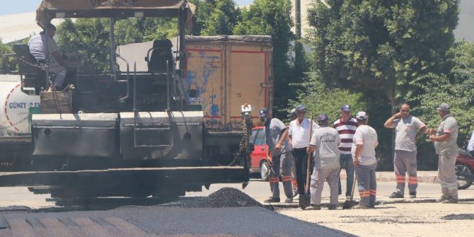 Asfalt İşçilerinin Çöl Sıcağında Ekmek Mücadelesi