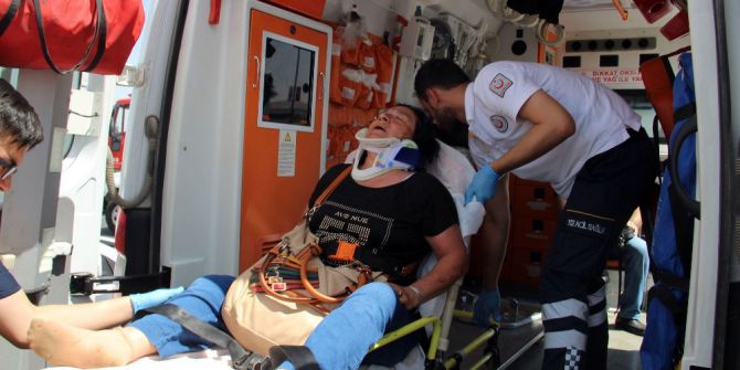 Tur Minibüsü Kamyonla Çarpıştı: 15 Yaralı