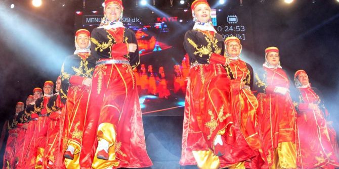 Lapseki Kiraz Festivalinde Halk Oyunları Gösterisi