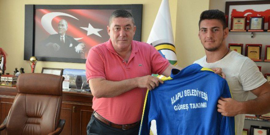 Güreşçiler Eşofmanla Ödüllendirildi