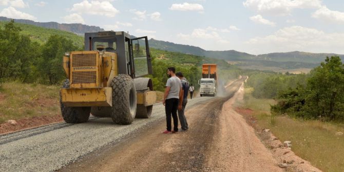 Büyükşehir Hazro’nun Mahalle Yollarını Asfaltlıyor