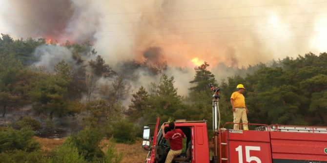 İzmir’de Yangın Nedeniyle 5 İlçede Sular Kesildi, Elektrik De Verilemiyor