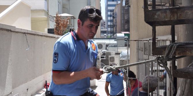 Mahsur Kalan Yavru Kedileri İtfaiye Kurtardı