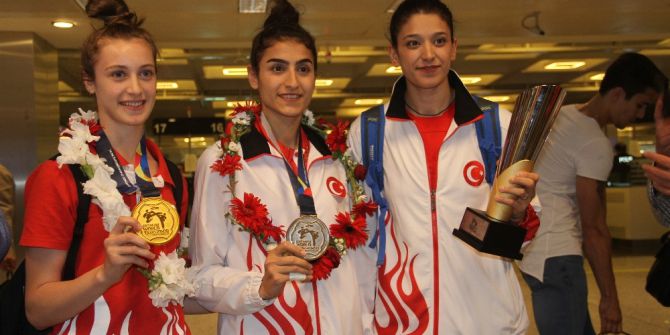 Dünya İkincisi Tekvandocular Yurda Döndü