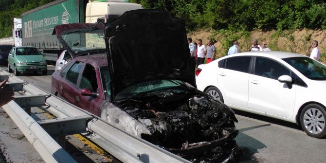 Yanan Otomobilden Son Anda Kurtuldular