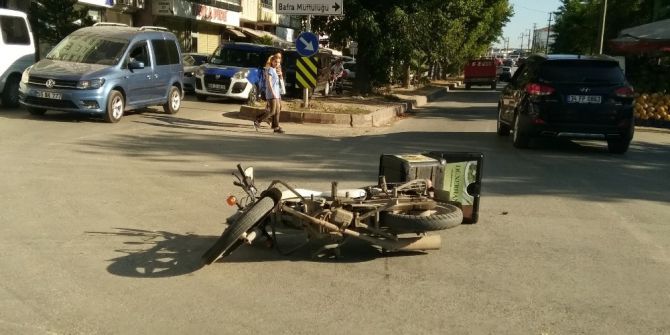 Motosiklet İle Bisiklet Çarpıştı: 3 Yaralı