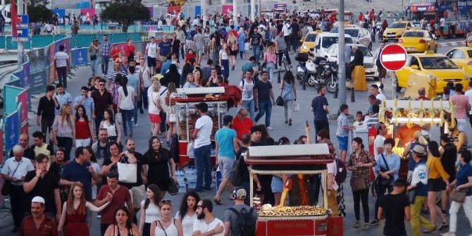 Taksim’de "Serin Hava" Kalabalığı