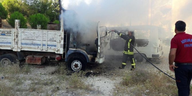 Adıyaman’da Terkedilmiş Kamyonet Yandı