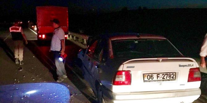 Otomobil İle Traktör Çarpıştı: 2 Yaralı