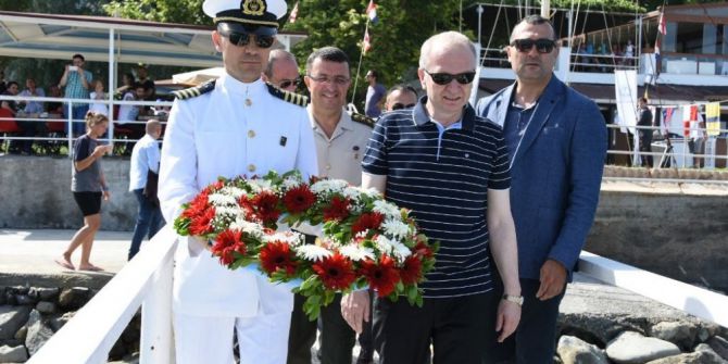 Deniz Şehitleri Anısına Hazırlanan Çelenk Denize Bırakıldı