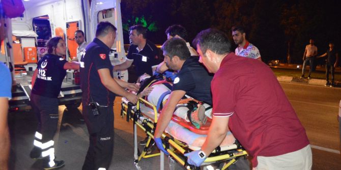 Kaldırımda Yürüyen Yayalara Otomobil Çarptı: 6 Yaralı