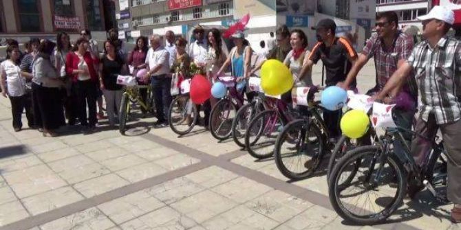 Erzincan’da Bisikletli Düğün Konvoyu Şaşırttı