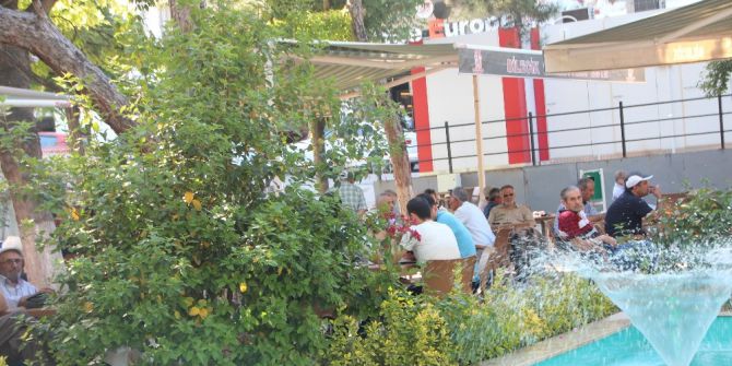 Sıcaktan Bunalan Vatandaşlar Havuz Başında Serinlemeye Çalıştı