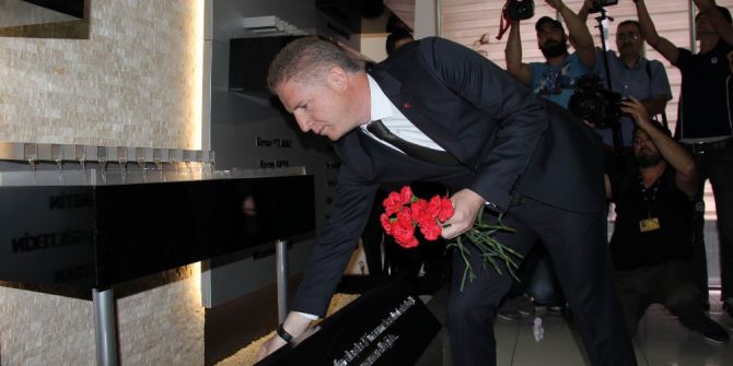 Madımak’ta Hayatını Kaybedenler Anısına Karanfil Bırakıldı