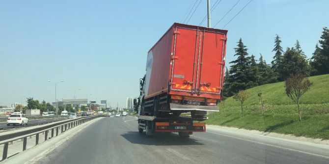 Çekicinin Üstündeki Yamuk Haldeki Kamyon Faciaya Davetiye Çıkardı