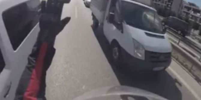 Yavru Kediyi Kurtarmak İçin Canı Pahasına Yol Ortasında Durdu