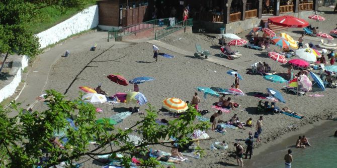 Yamaçta Yan Yatan Kamyonet Plajda Paniğe Yol Açtı