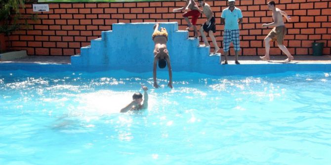 Afrika Sıcaklarından Etkilenen Türk Ve Suriyeli Gençler Havuza Koştu