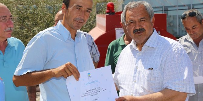 Burhaniye’de Kırsal Mahallelere Tanker Dağıtıldı